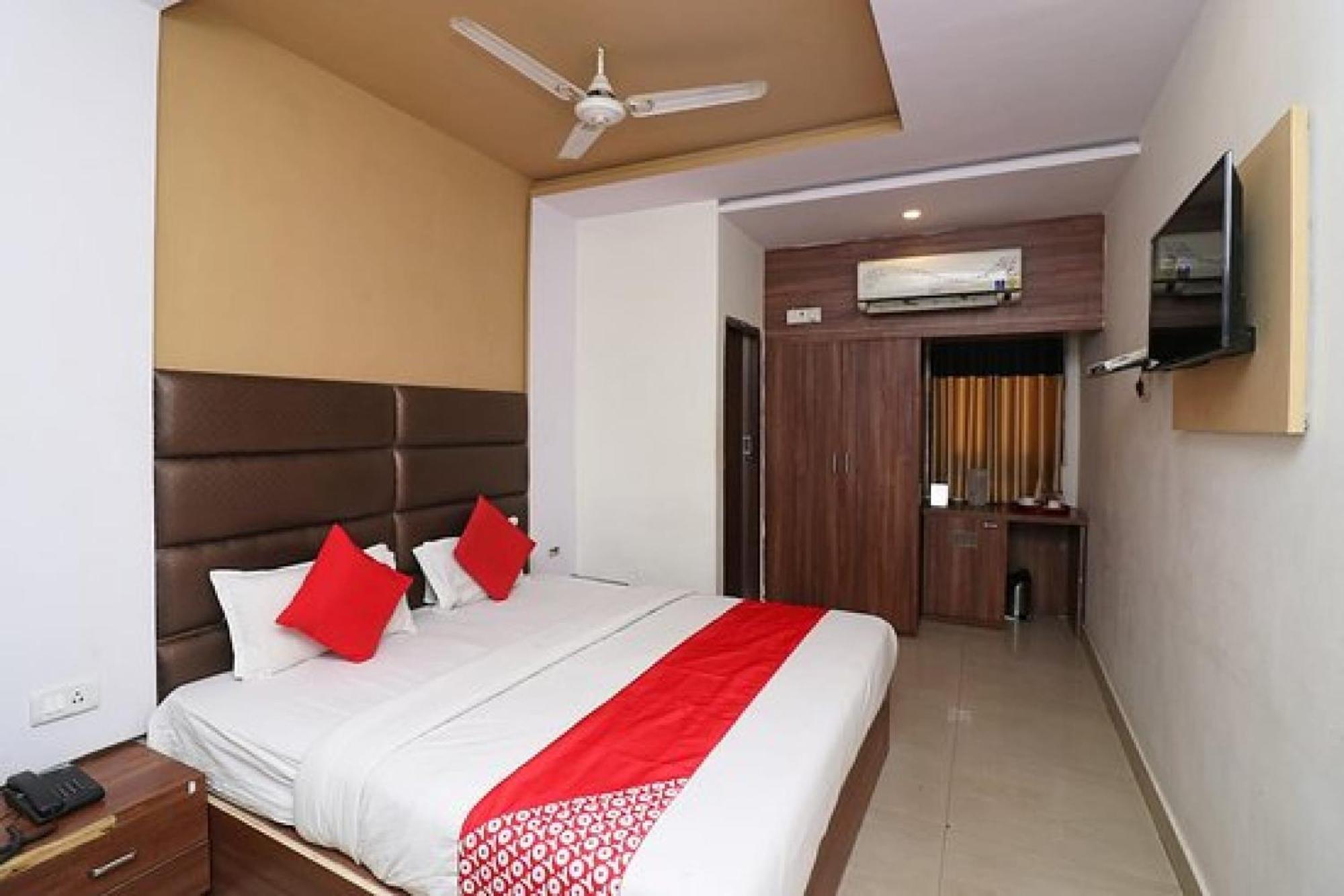 Capital O Hotel Surya Continental ラクナウ エクステリア 写真